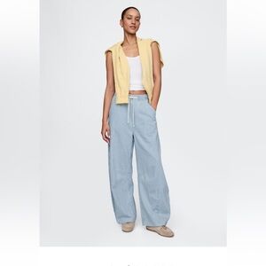 Gap NWT size M
Mid Rise UltraSoft Denim Stripe Easy
Horseshoe Jeans